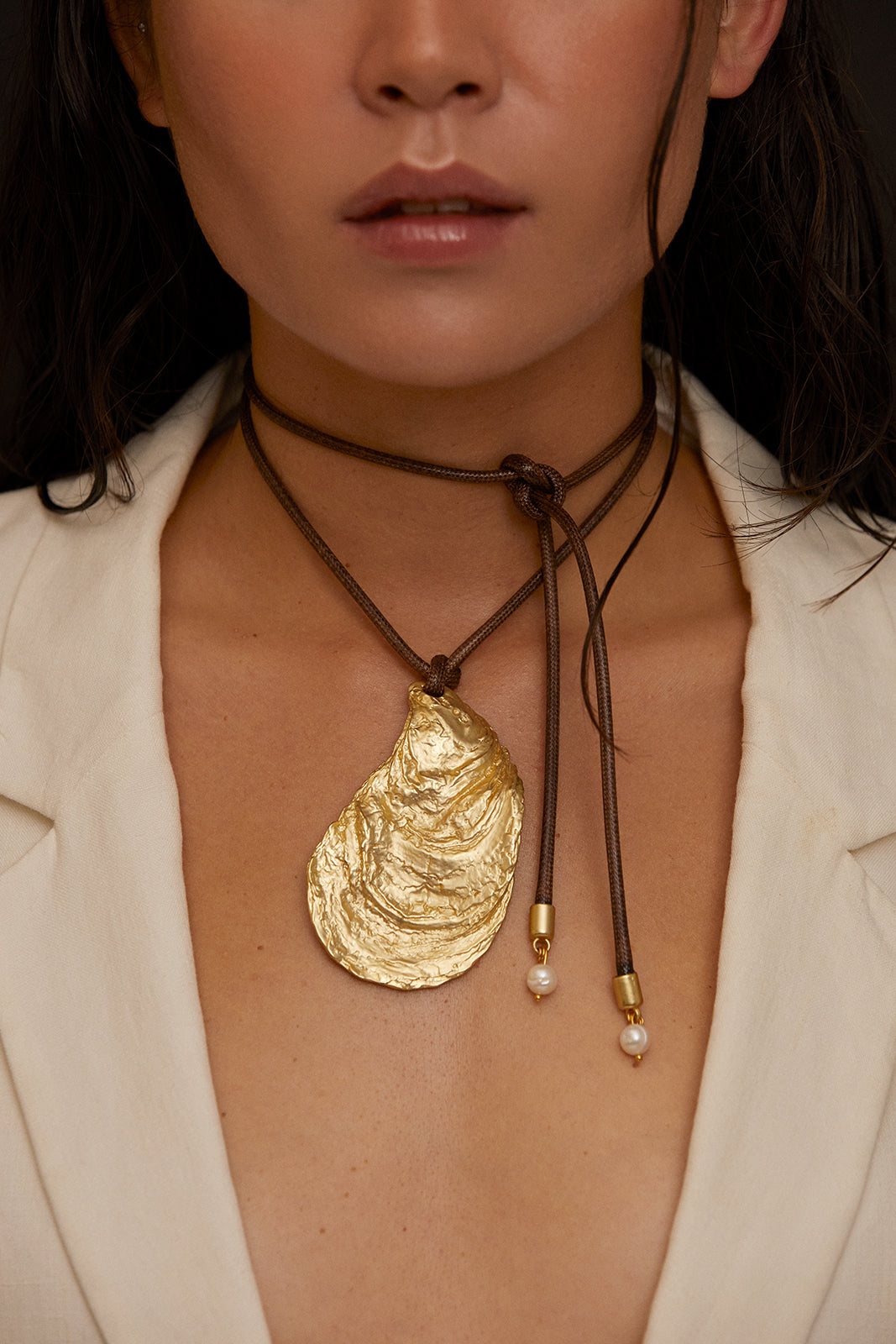 THE GOLD SHELL Cord Necklace